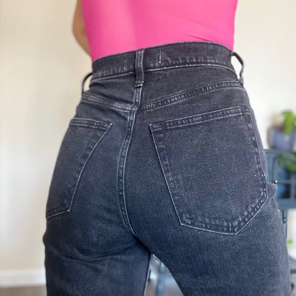 A&F Distressed Ultra High Rise Jeans - Picture 8 of 9